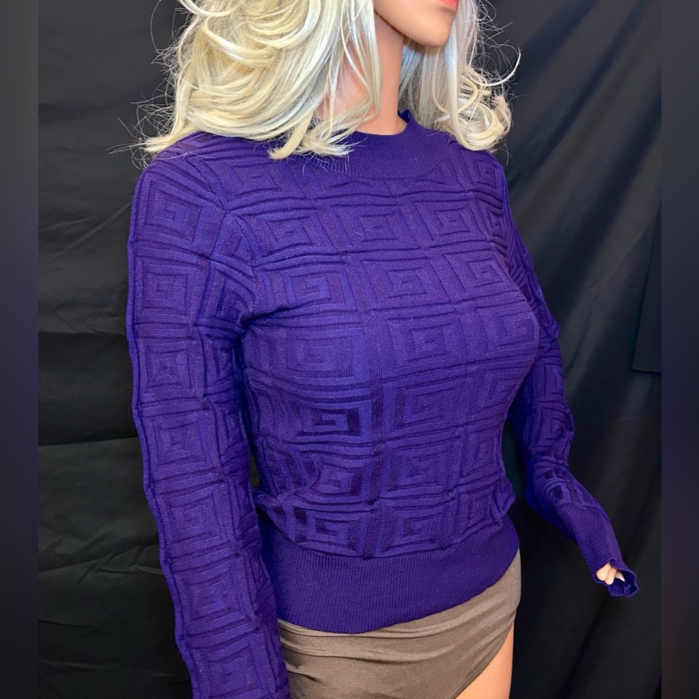 “Greek key" Pattern solid round neck sweater - Picture 3 of 16